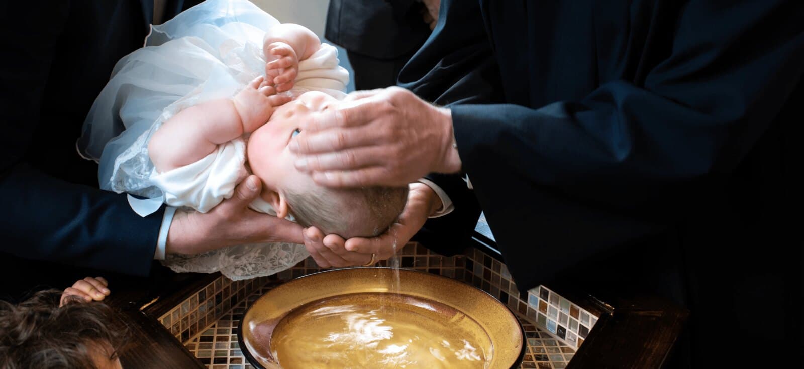 Taufe eines Kindes im Gottesdienst der SERK Heidelberg