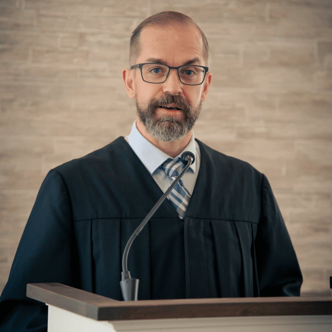 Pastor Sebastian Heck auf der Kanzel